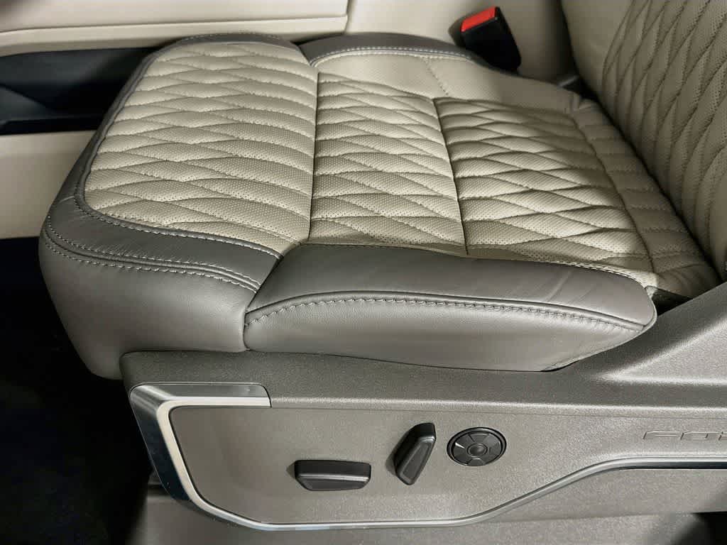 2026 Ford Super Duty F-350 DRW Pickup Platinum