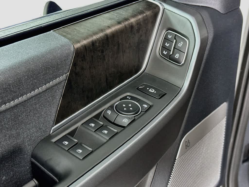 2027 Ford Super Duty F-350 DRW Pickup LARIAT