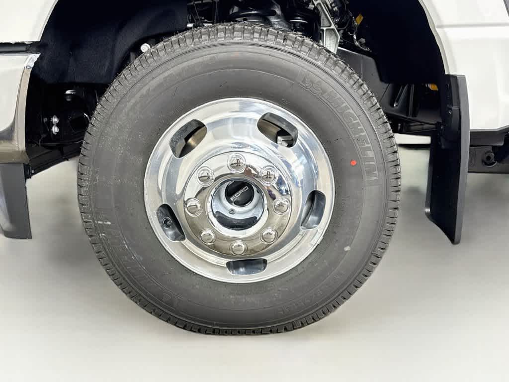 2027 Ford Super Duty F-350 DRW Pickup LARIAT