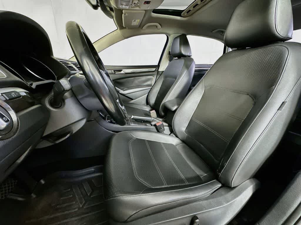2016 Volkswagen Passat 1.8T SE w/Technology