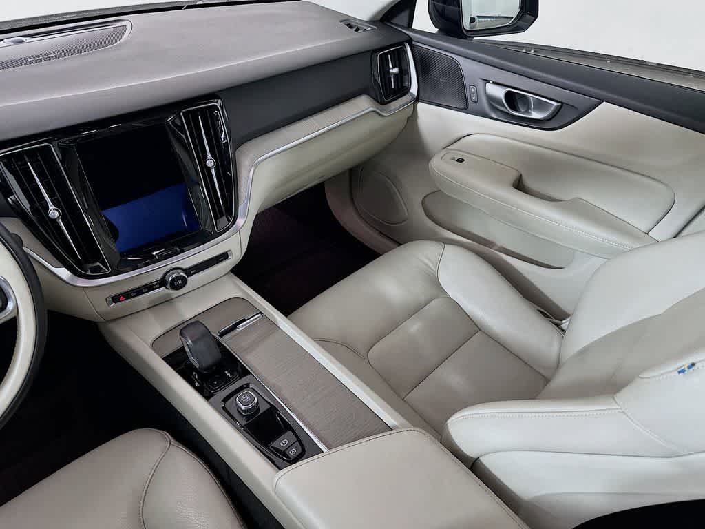 2024 Volvo S60 Plus Dark Theme