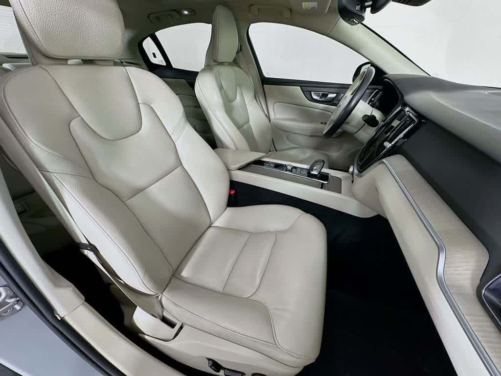2024 Volvo S60 Plus Dark Theme