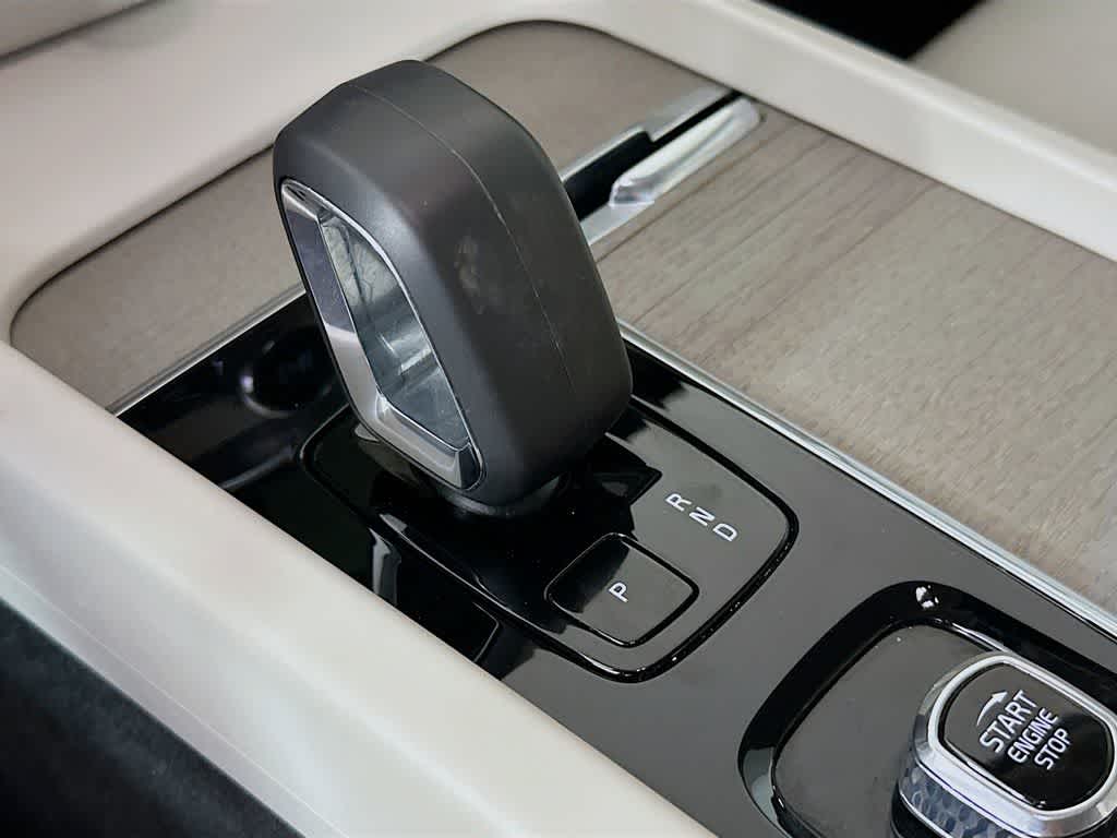 2024 Volvo S60 Plus Dark Theme