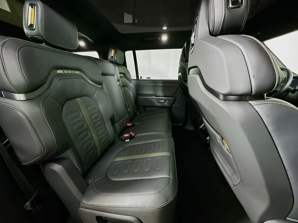 2025 Rivian R1S Base