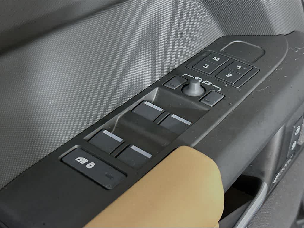 2025 Land Rover Defender X-Dynamic SE