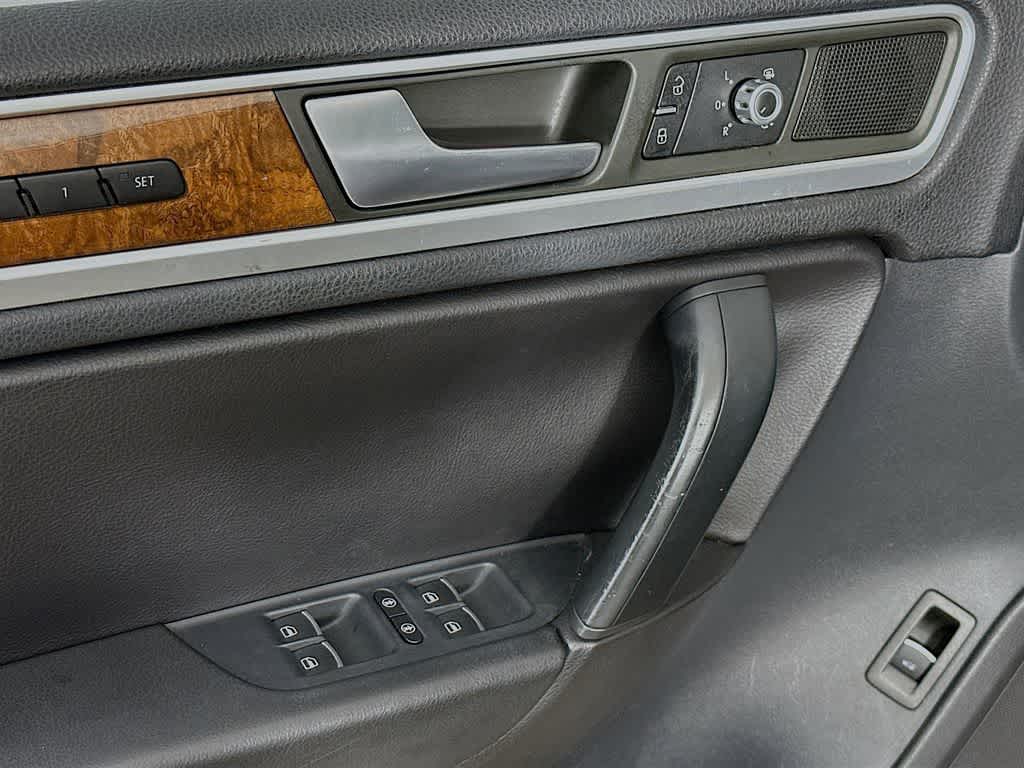2013 Volkswagen Touareg Lux