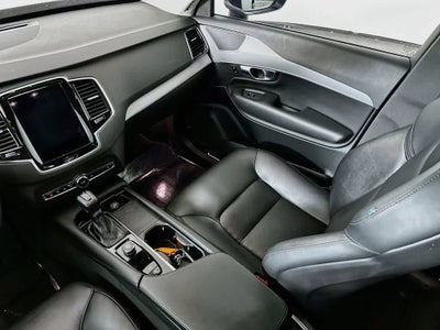 2022 Volvo XC90 Momentum