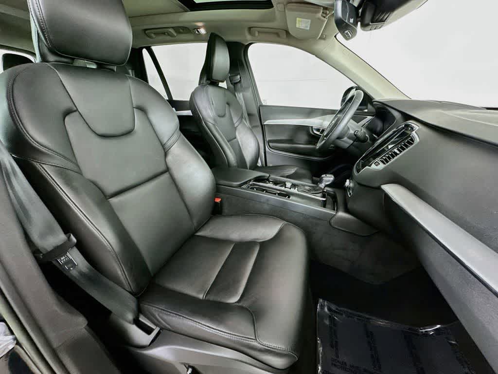 2022 Volvo XC90 Momentum