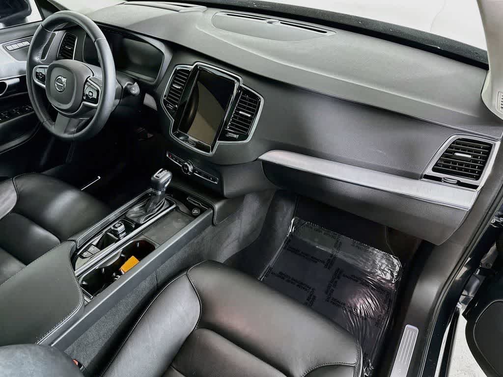2022 Volvo XC90 Momentum
