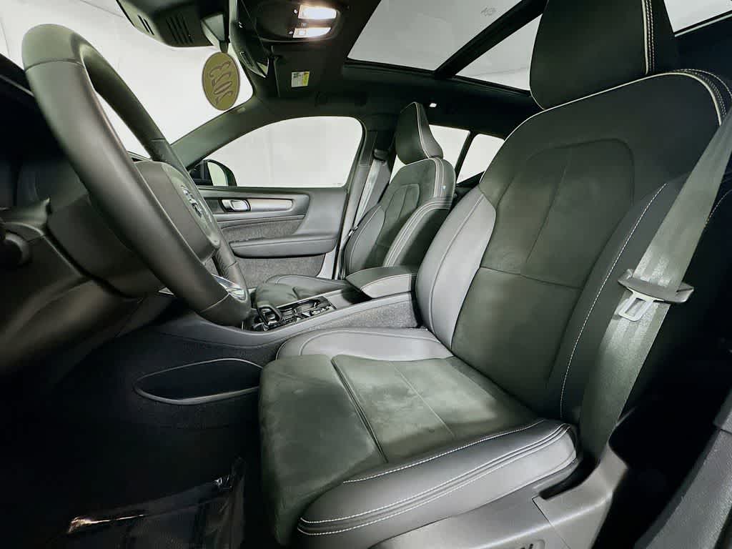 2023 Volvo XC40 Plus Dark Theme
