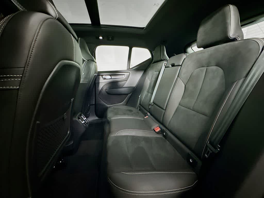 2023 Volvo XC40 Plus Dark Theme