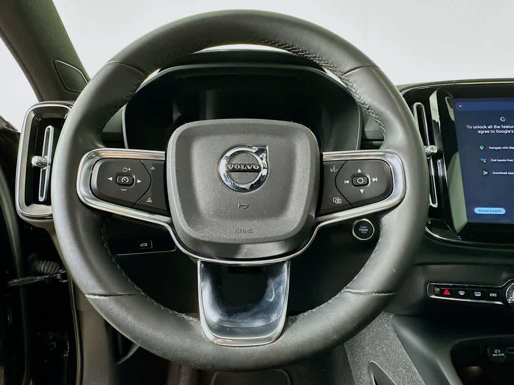 2023 Volvo XC40 Plus Dark Theme