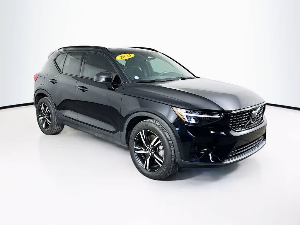 2023 Volvo XC40 Plus Dark Theme