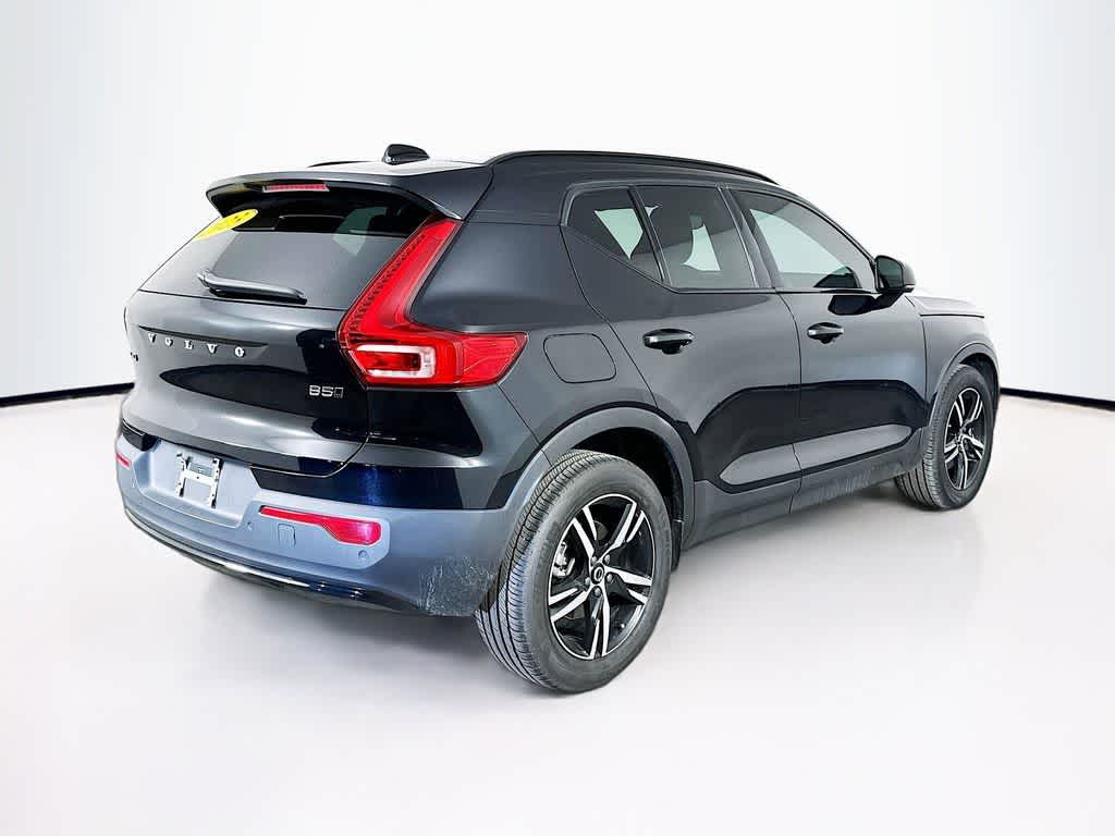 2023 Volvo XC40 Plus Dark Theme