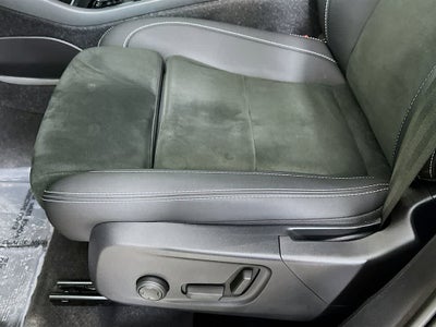 2023 Volvo XC40 Plus Dark Theme