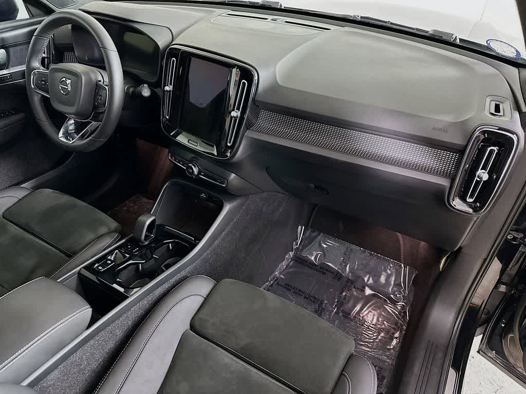 2023 Volvo XC40 Plus Dark Theme