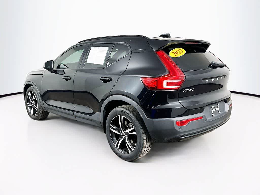 2023 Volvo XC40 Plus Dark Theme