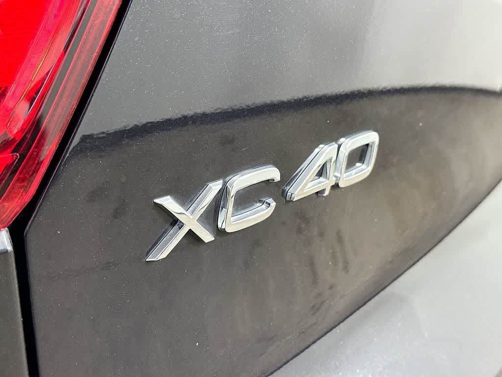 2023 Volvo XC40 Plus Dark Theme