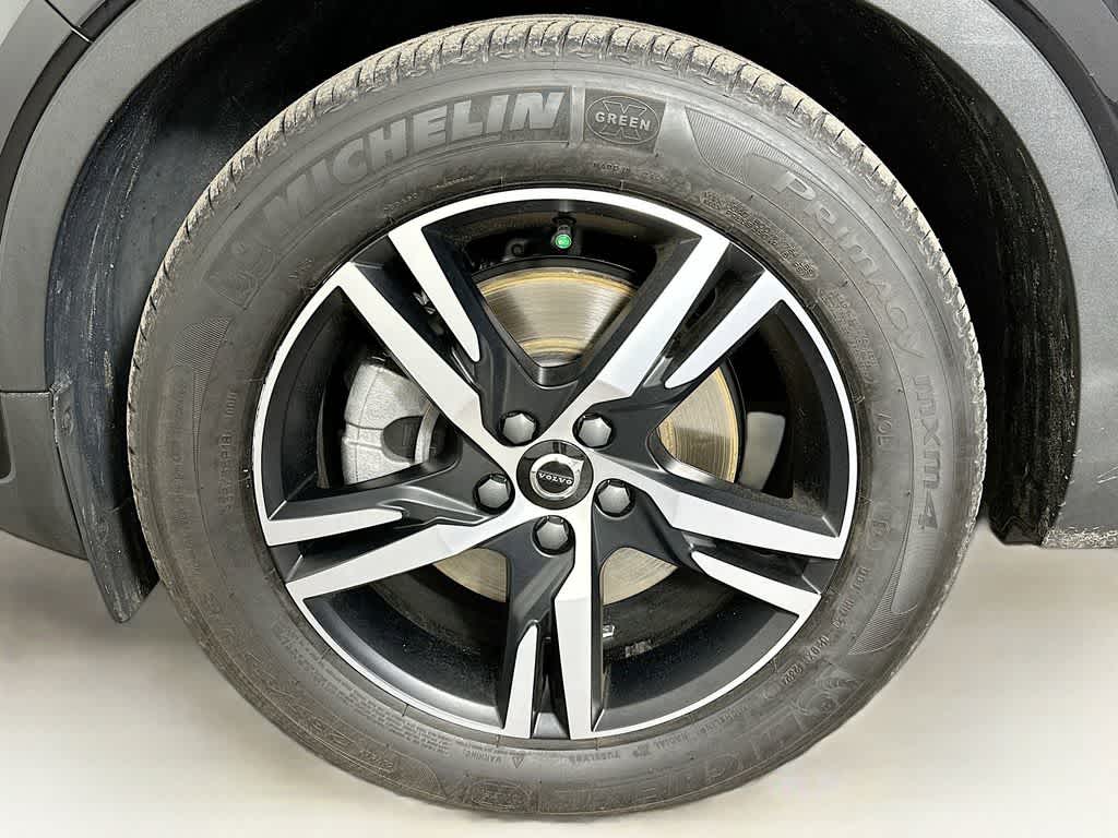 2023 Volvo XC40 Plus Dark Theme