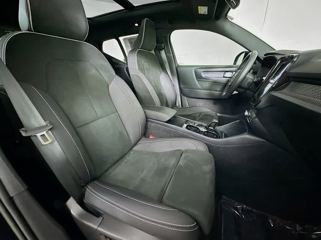 2023 Volvo XC40 Plus Dark Theme