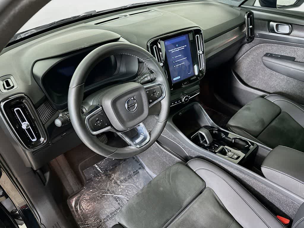 2023 Volvo XC40 Plus Dark Theme
