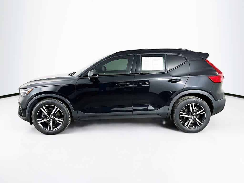 2023 Volvo XC40 Plus Dark Theme