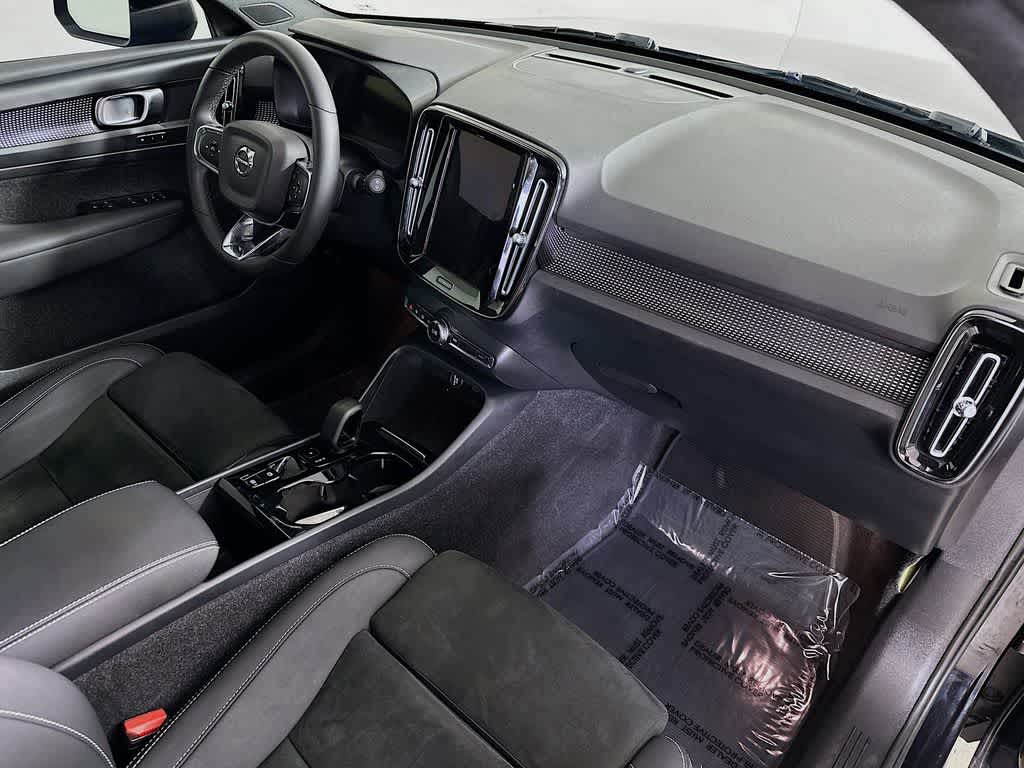 2023 Volvo XC40 Plus Dark Theme